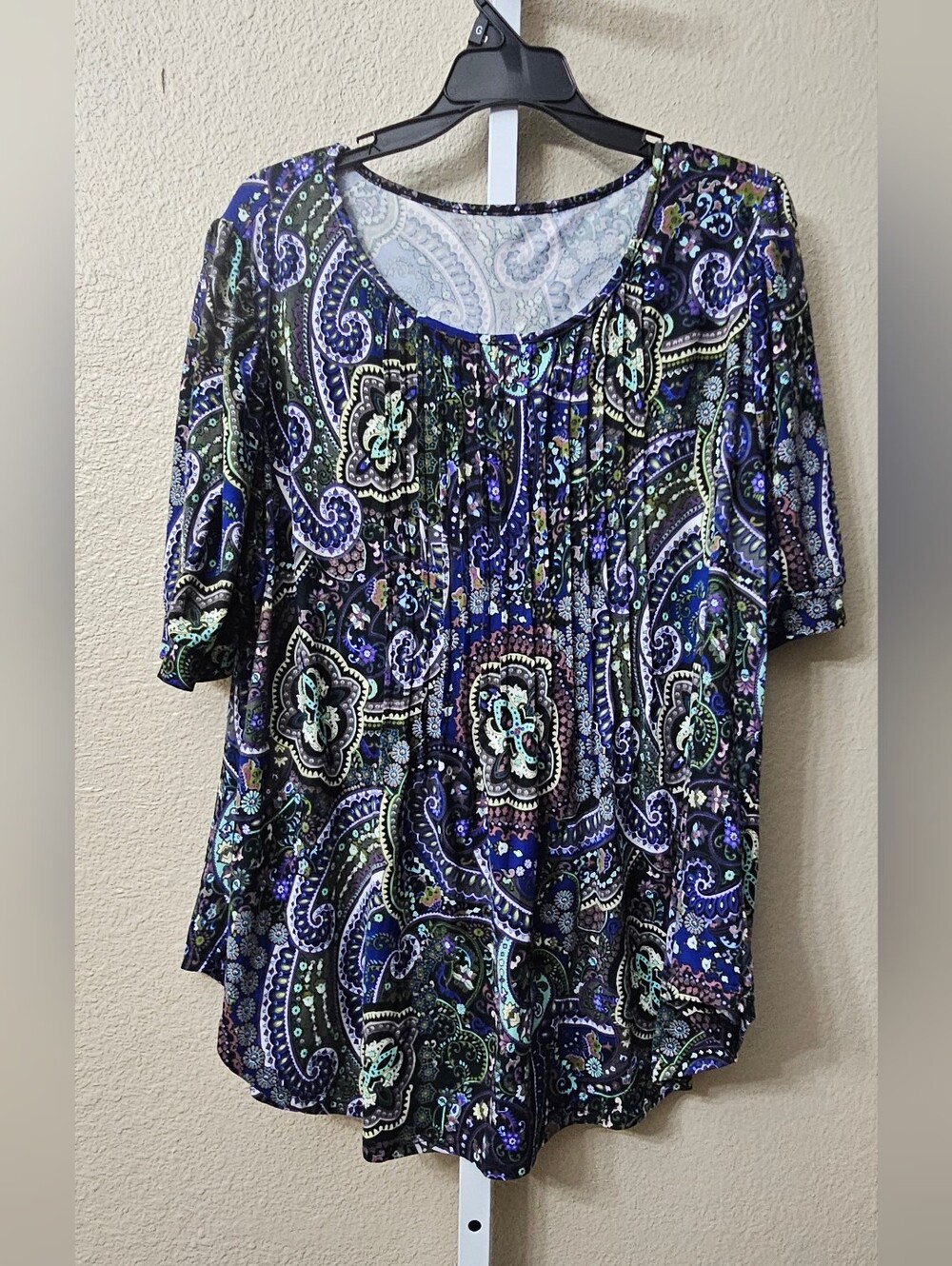 A Liz Claiborne short-sleeve pleated front blouse